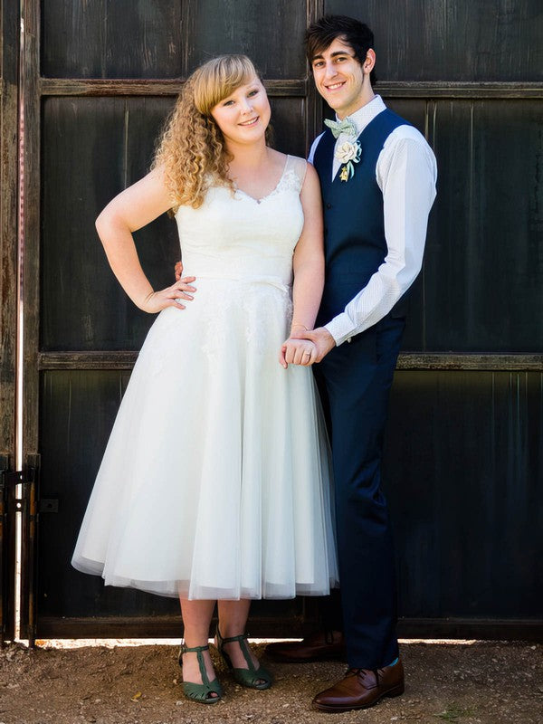 Stunning Plus Size V-Neck Sleeveless Tulle Tea-Length Wedding Dresses