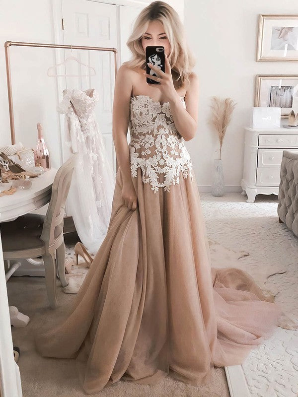 Elegant Ball Gown Sweetheart Strapless Tulle Lace Wedding Dresses