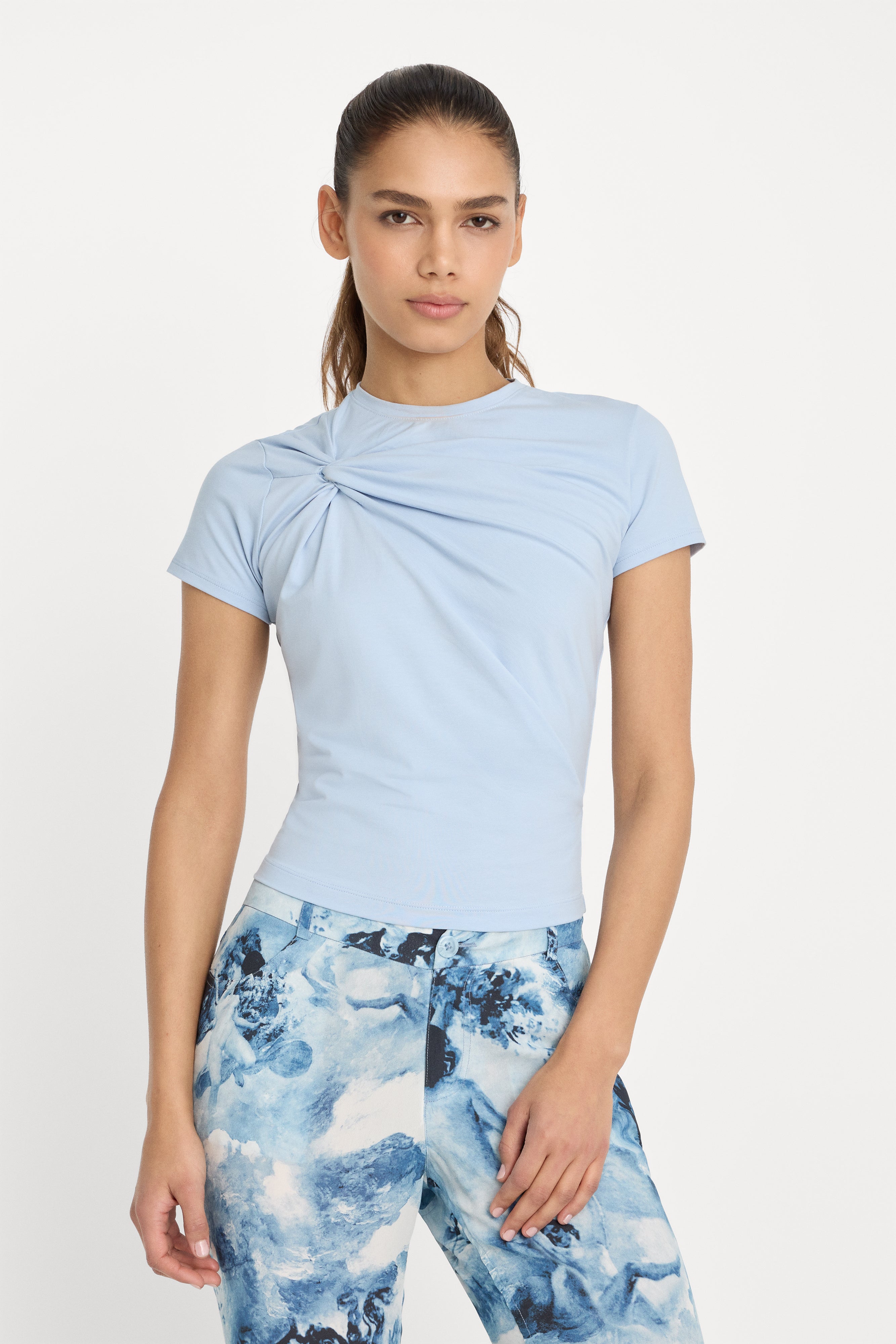 SUPER STRETCH TWIST TEE | SKY