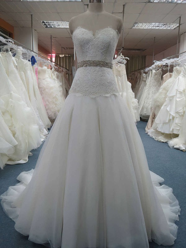 Glamorous Lace Appliques Sweetheart Strapless Ball Gown Wedding Dresses with Chapel Train