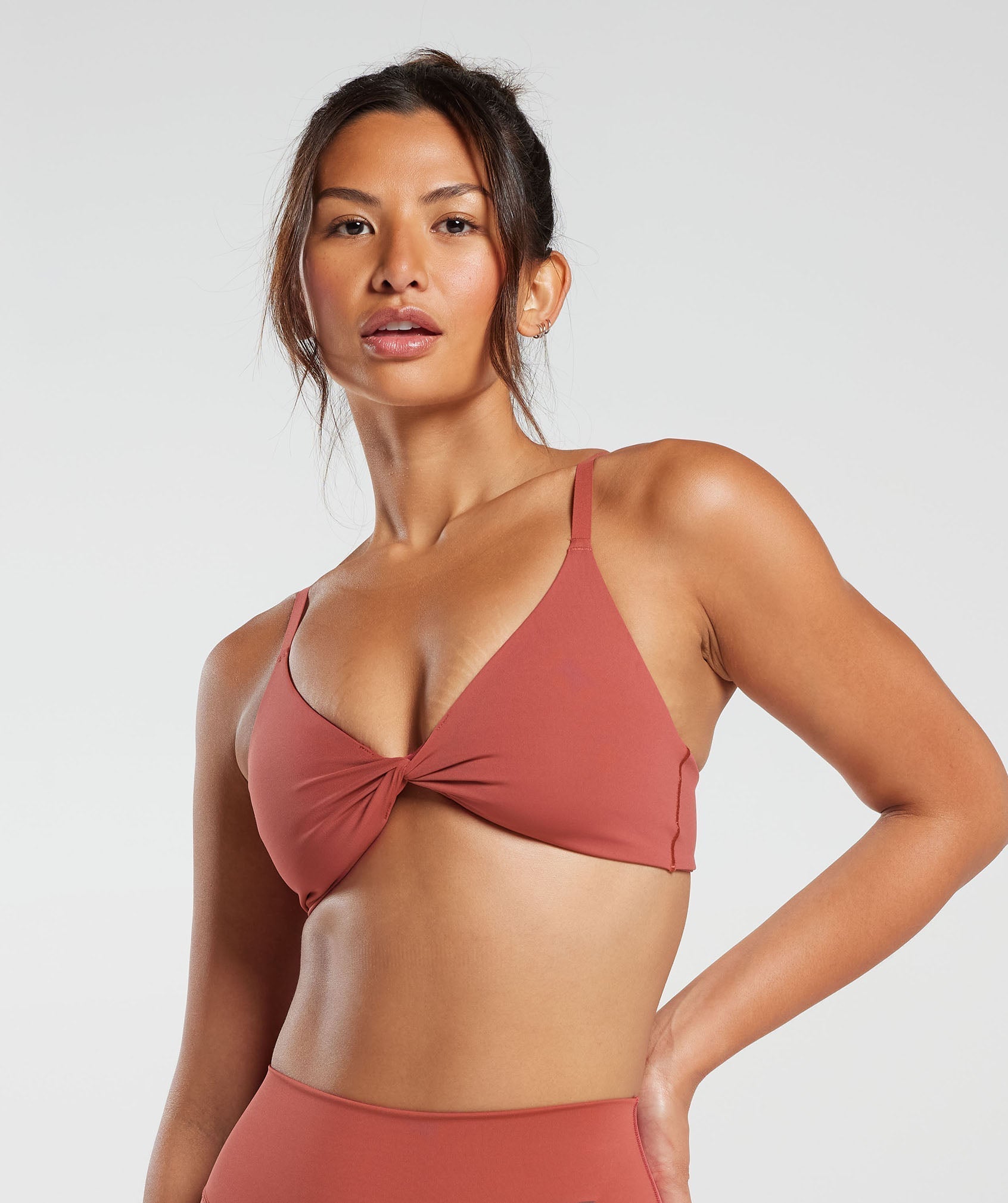 Gymshark ELEVATE TWIST FRONT BRALETTE - Rust Red