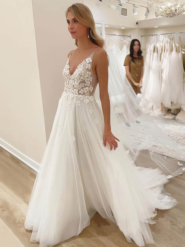 Chic Court Train V-Neck Tulle Ball Gown Wedding Dresses with Appliques
