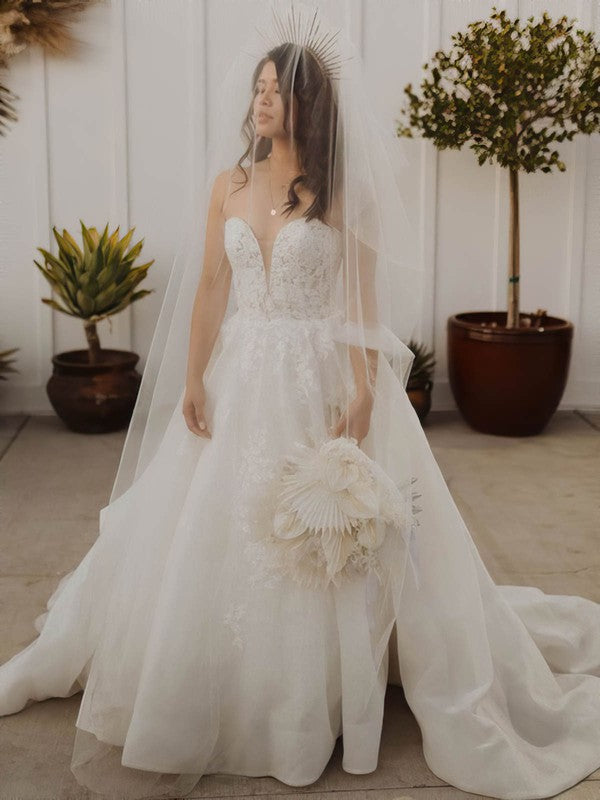 Beautiful Strapless V-Neck Organza Ball Gown Wedding Dresses with Sweep Train