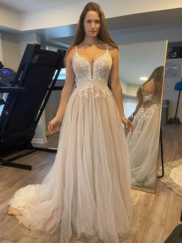 Stunning Spaghetti Straps V-Neck Tulle A-Line Wedding Dresses with Court Train