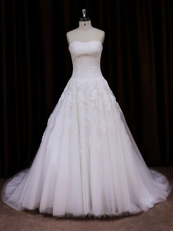 Gorgeous Ball Gown Strapless Sweetheart Lace Tulle Chapel Train Wedding Dresses with Appliques