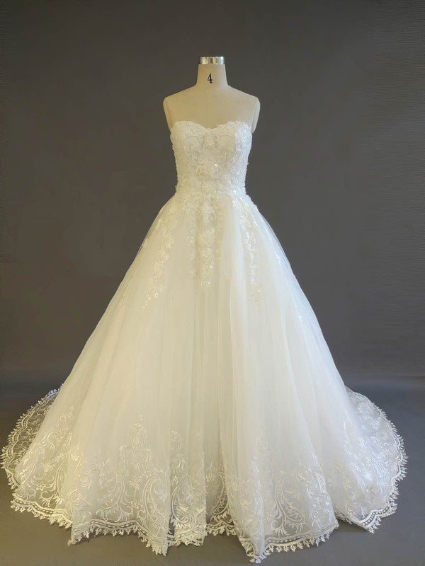 Gorgeous Sweetheart Tulle Lace Court Train Wedding Dresses with Appliques