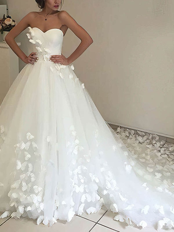 Gorgeous Sweetheart Strapless Tulle Chapel Train Wedding Dresses with Appliques