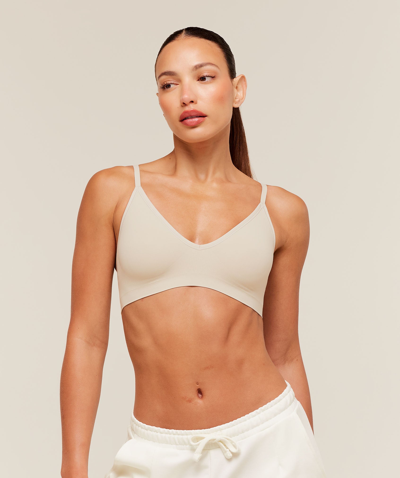 Gymshark FeatherForm™ V-Neck Bralette - Pebble Grey