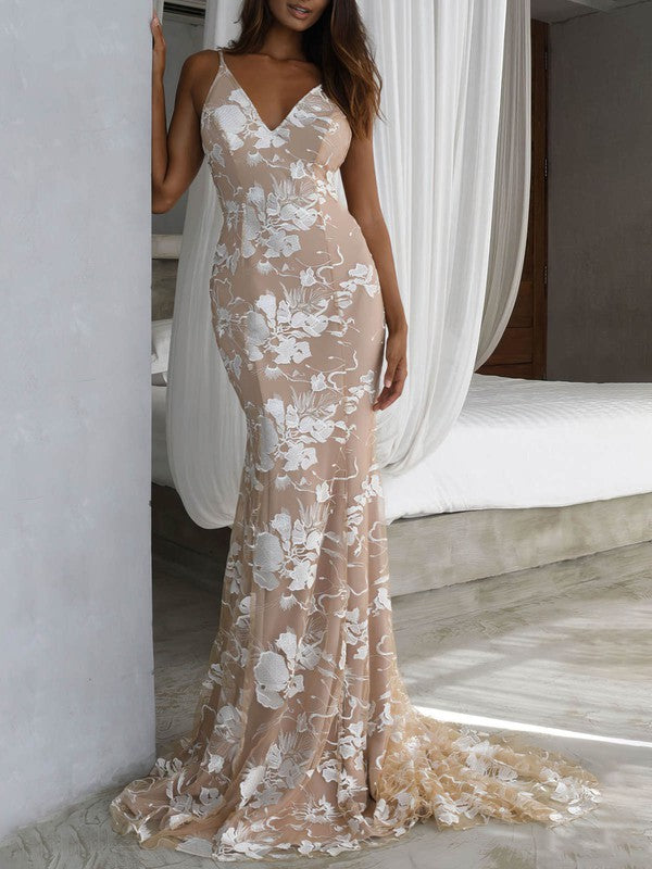 Exquisite V-Neck Backless Lace Trumpet Wedding Dresses with Court Train