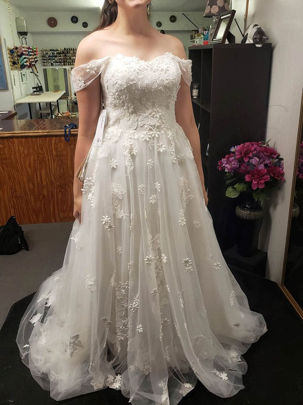 Chic Lace Appliques Off-The-Shoulder V-Neck A-Line Tulle Wedding Dresses with Sweep Train