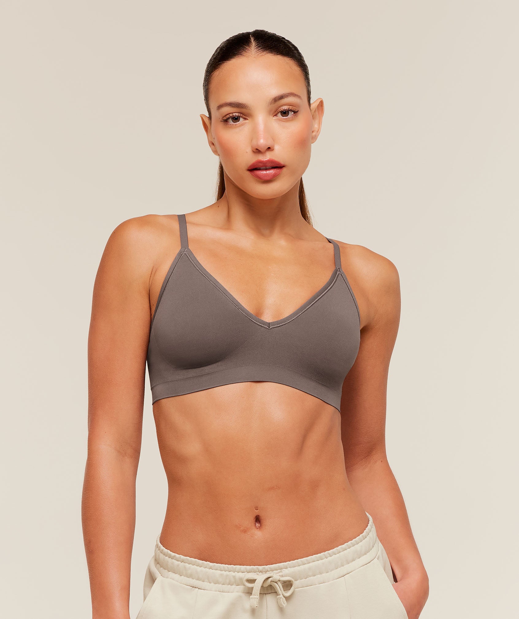 Gymshark FeatherForm™ V-Neck Bralette - Cool Brown