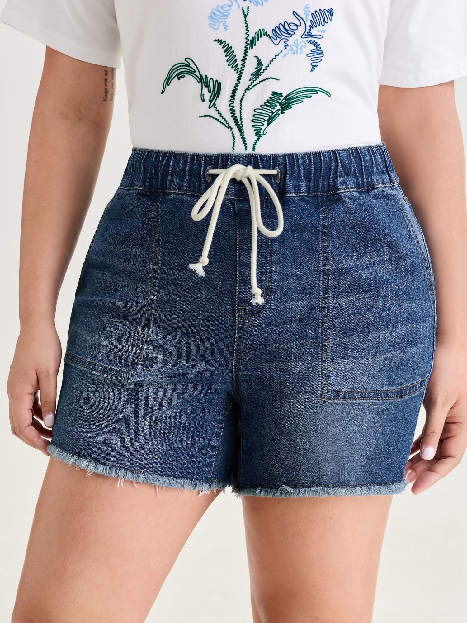 Stretchy Raw Hem Contrast Drawstring Denim Shorts