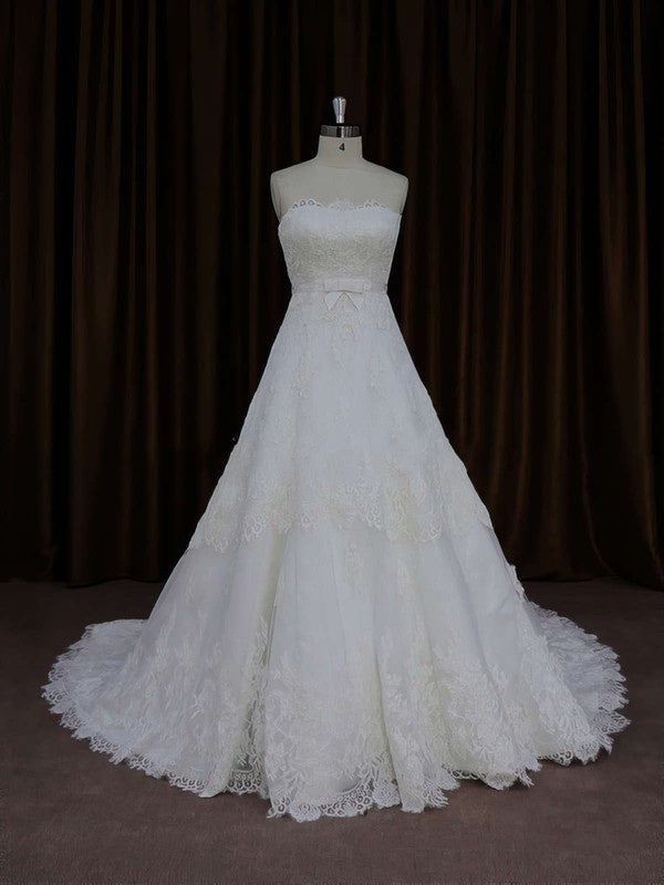 Elegant Strapless Lace Chapel Train Ball Gown Wedding Dresses with Appliques