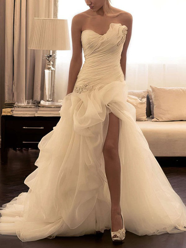 Elegant Trumpet Strapless Sleeveless Organza Wedding Dresses with Ruffles