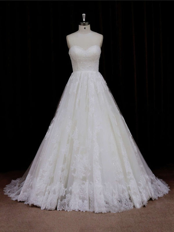 Elegant Ball Gown Lace Sweetheart Strapless Tulle Wedding Dresses with Sweep Train