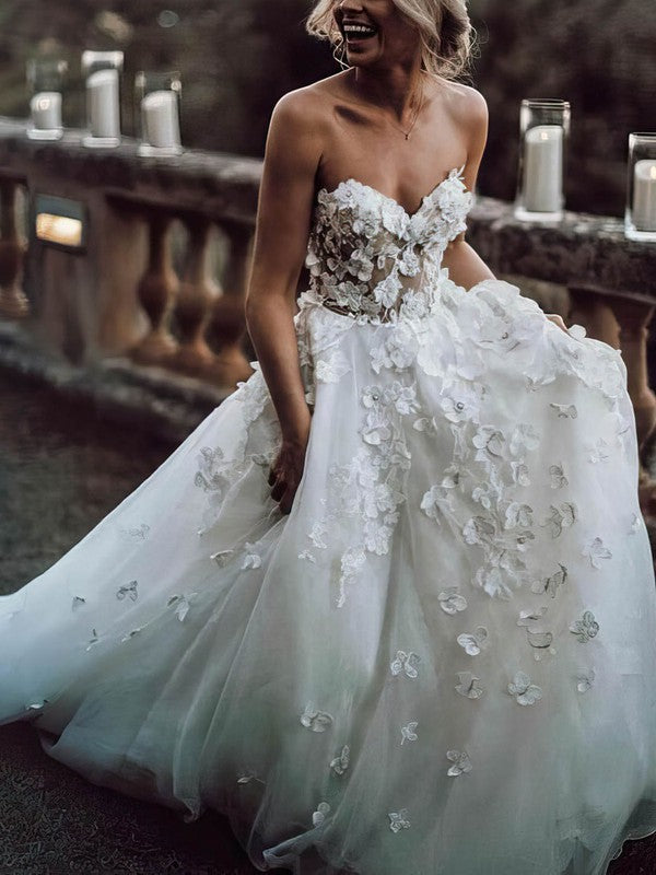 Beautiful Sweep Train Lace Sweetheart Strapless Tulle Ball Gown Wedding Dresses with Appliques