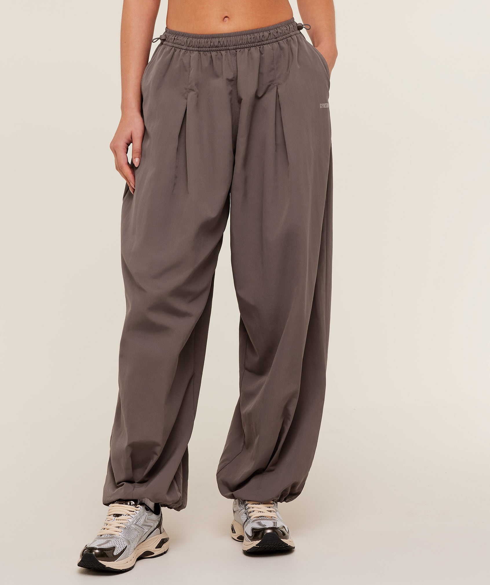 Gymshark Weekend Lifestyle Parachute Pants - Cool Brown