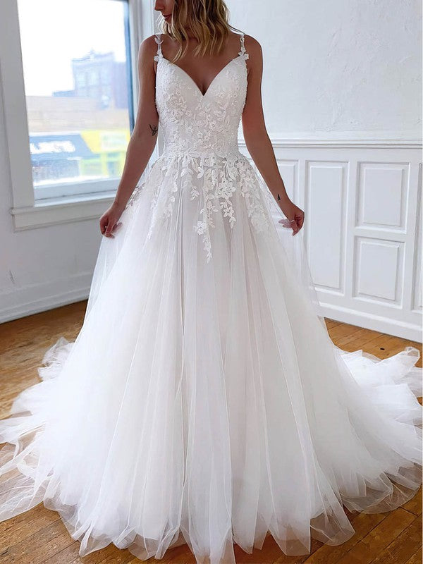 Trendy V-Neck Spaghetti Straps Ball Gown Tulle Wedding Dresses with Appliques