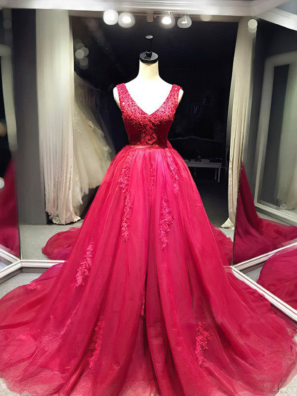 Fashionable V-Neck Court Train Tulle Ball Gown Wedding Dresses with Appliques
