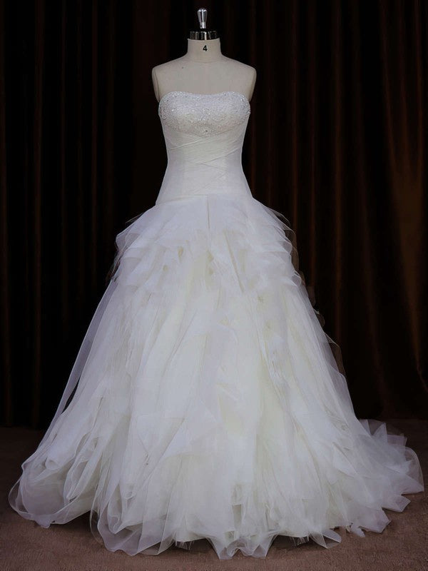 Elegant Strapless Sweetheart Tulle Ball Gown Wedding Dresses