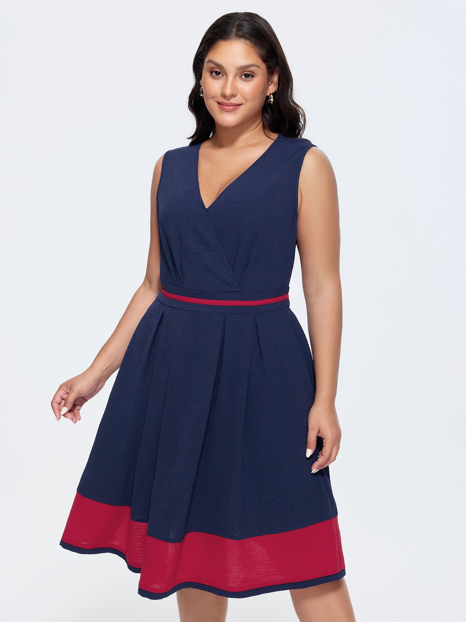 Color Contrast Pleated V-Neck Midi Dress