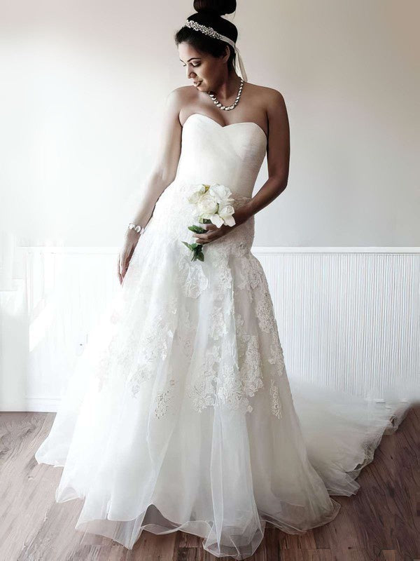 Elegant Ball Gown Sweetheart Strapless Lace Tulle Chapel Train Wedding Dresses with Appliques