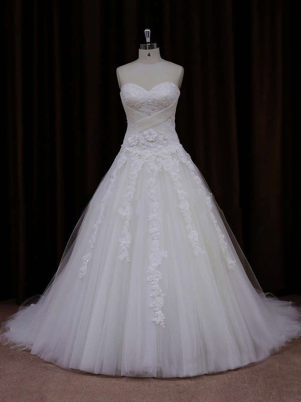 Elegant Ball Gown Sweetheart Strapless Tulle Court Train Wedding Dresses with Appliques