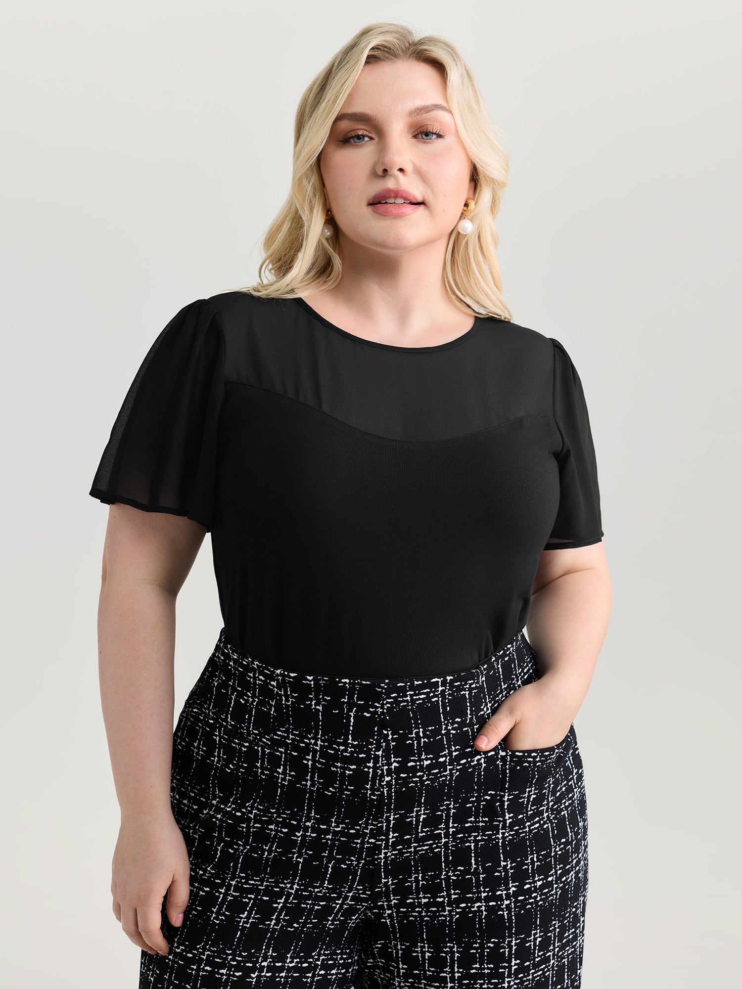 Mesh Neckline Spliced Fitted Knit Top