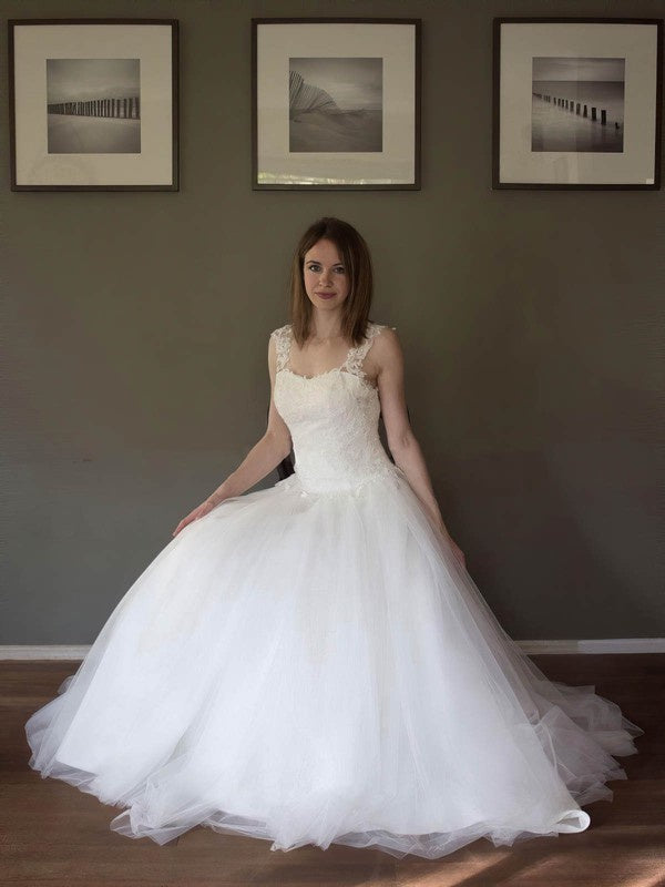 Exquisite Tulle Sleeveless Sweetheart Ball Gown Wedding Dresses with Sweep Train