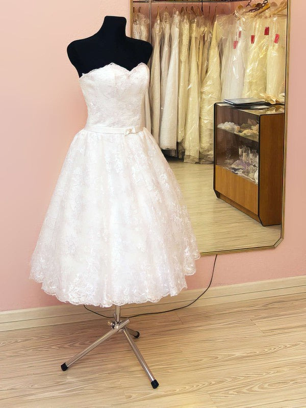 Elegant Sweetheart Strapless Lace Tea-length Wedding Dresses with Ribbon