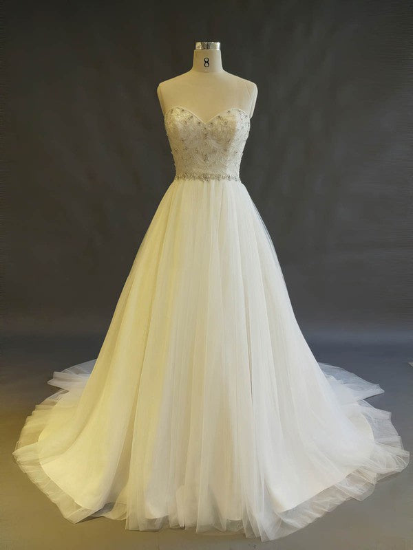 Beautiful Ball Gown Sweetheart Tulle Chapel Train Wedding Dresses with Beads