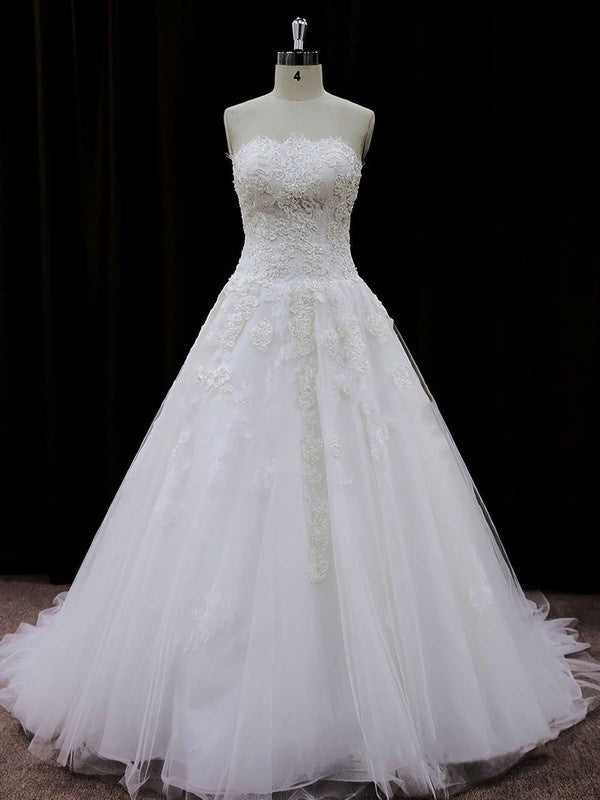 Charming Strapless Tulle Lace Court Train Ball Gown Wedding Dresses with Appliques