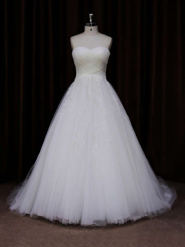 Beautiful Ball Gown Sweetheart Tulle Court Train Wedding Dresses with Ruffles
