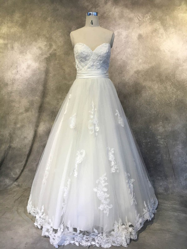 Glamorous Ball Gown Sweetheart Strapless Tulle Wedding Dresses with Appliques