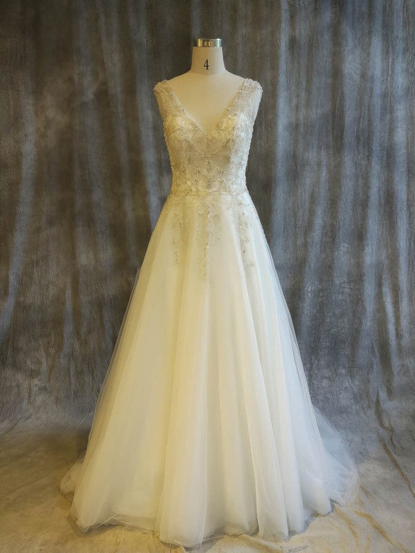 Glamorous V-Neck Tulle Ball Gown Lace Wedding Dresses with Sweep Train