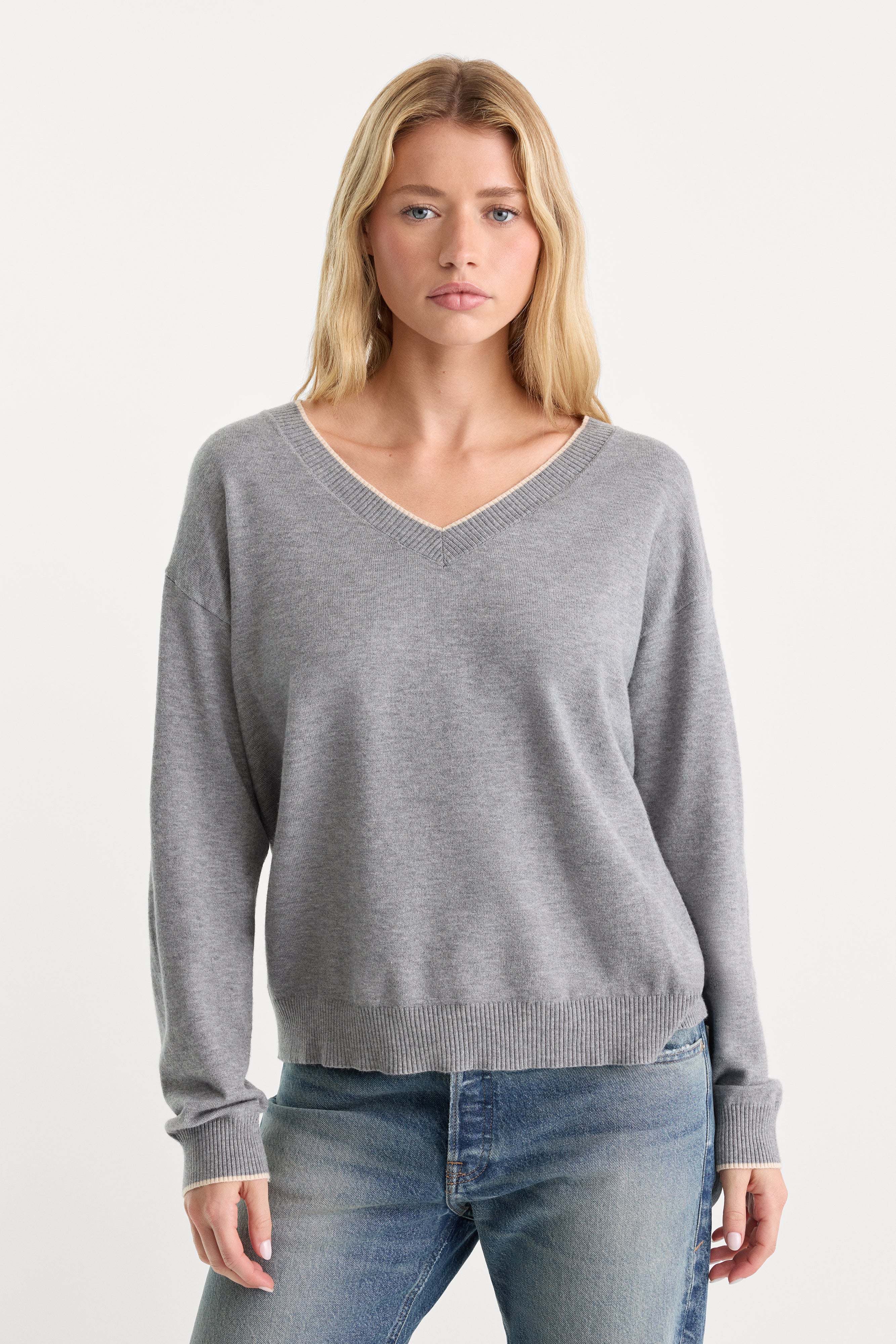THE COZY V NECK SWEATER | HEATHER GREY001