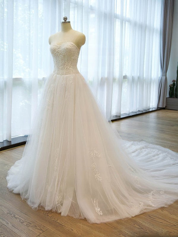 Elegant Ball Gown Strapless Sweetheart Tulle Chapel Train Wedding Dresses