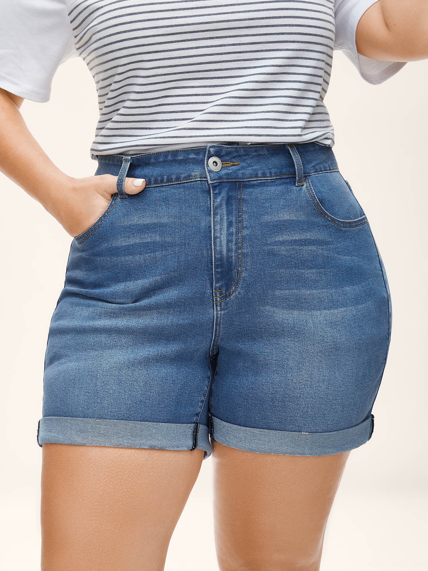 Moderate Stretch Folded Hem Skinny-Fit Denim Shorts