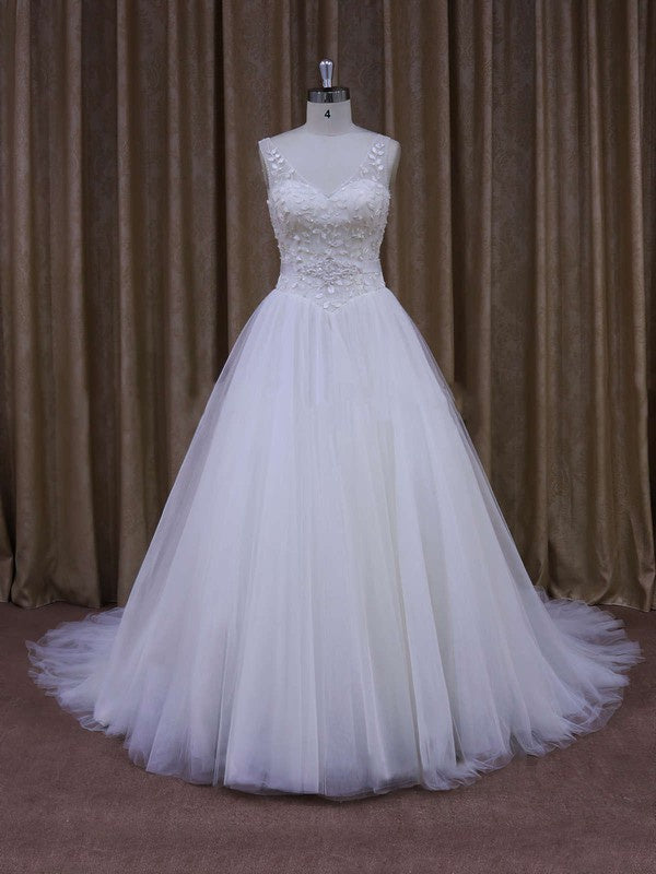 Deluxe V-Neck Sleeveless Ball Gown Tulle Court Train Wedding Dresses with Beads