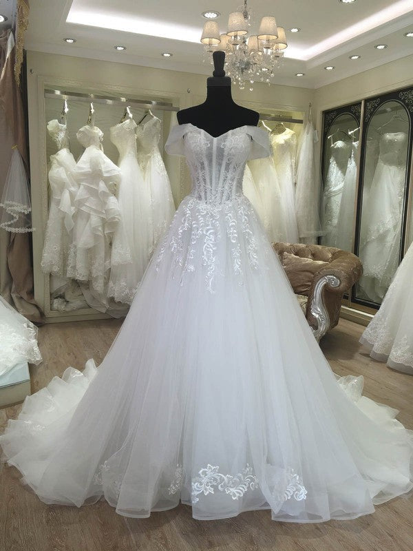 Charming Off-The-Shoulder Tulle Sweetheart Ball Gown Wedding Dresses with Appliques