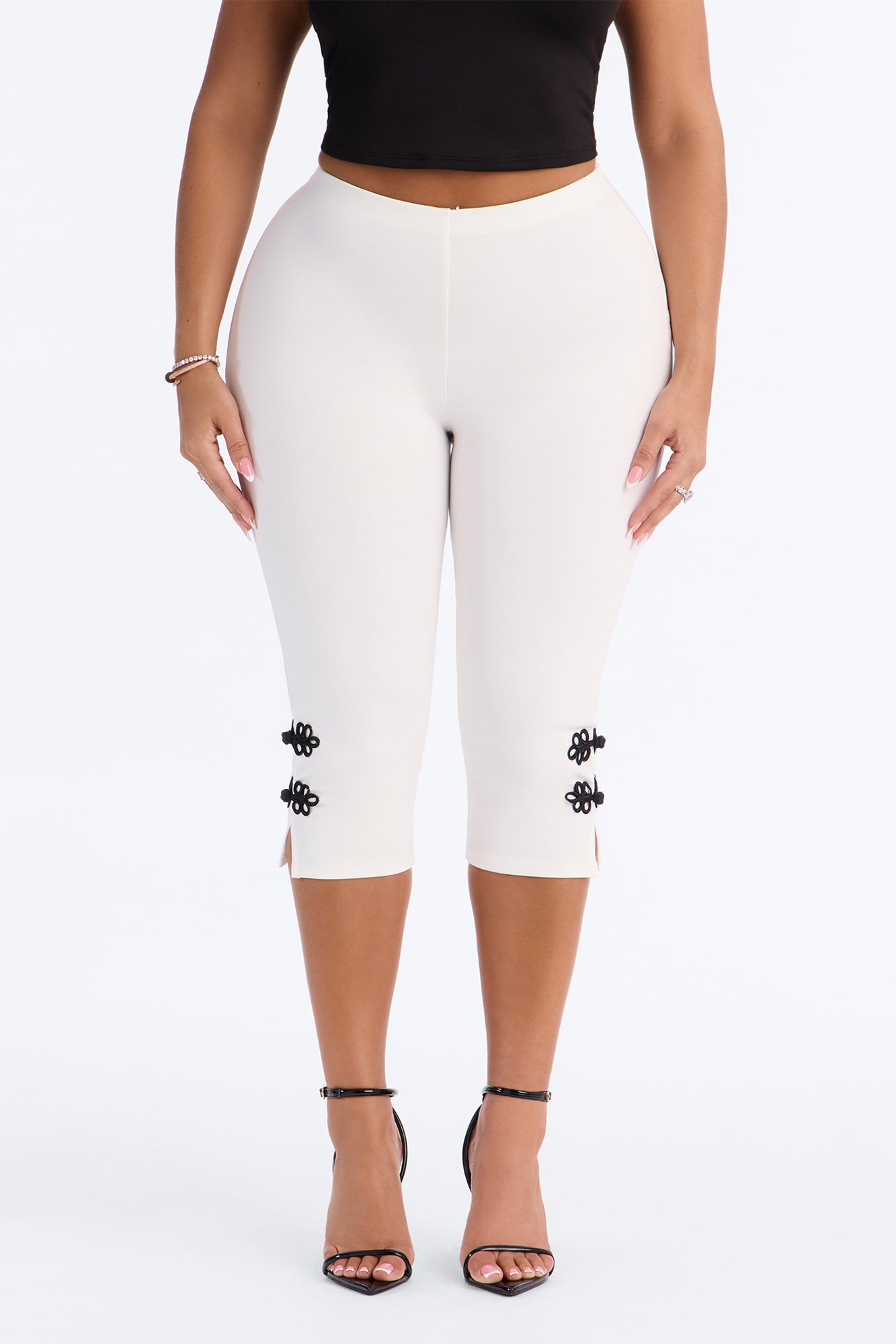 Lulu Frog Closure Trim Skinny Capri Pant - Ivory