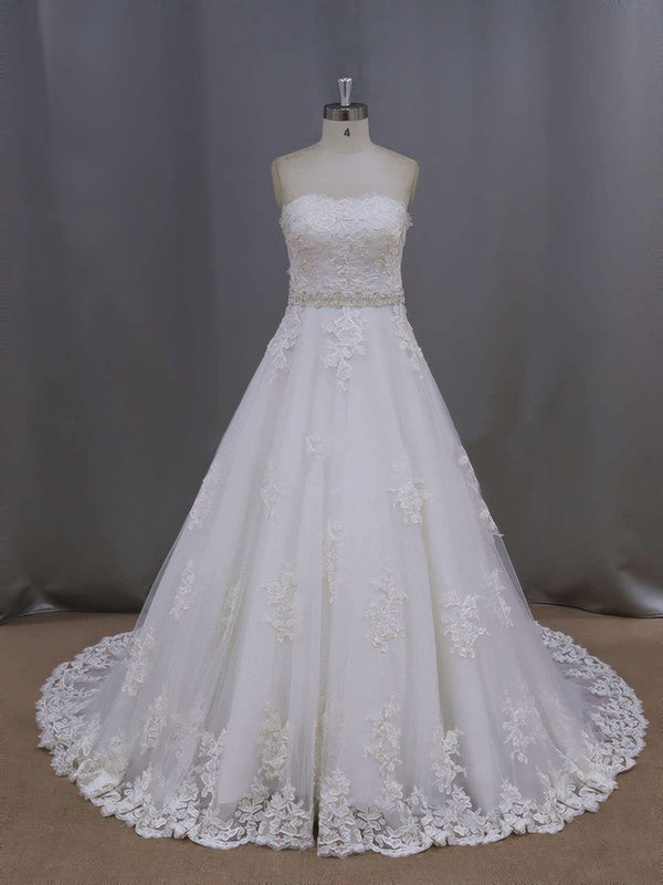 Glamorous Strapless Ball Gown Sweetheart Tulle Lace Court Train Wedding Dresses with Appliques