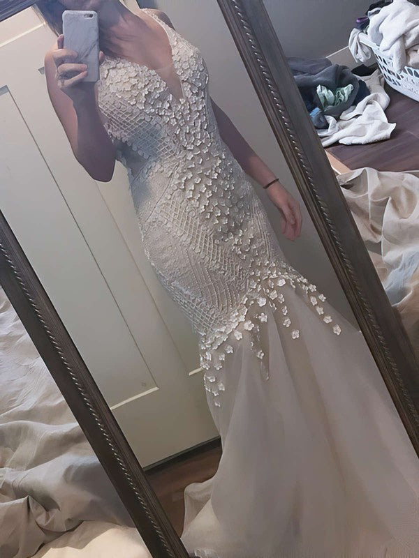 Exquisite Mermaid Sleeveless V-Neck Lace Chapel Train Wedding Dresses