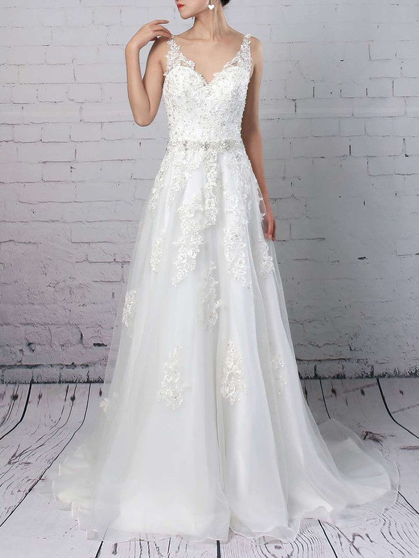 Luxurious V-Neck Sleeveless Lace Tulle Court Train Wedding Dresses with Beads