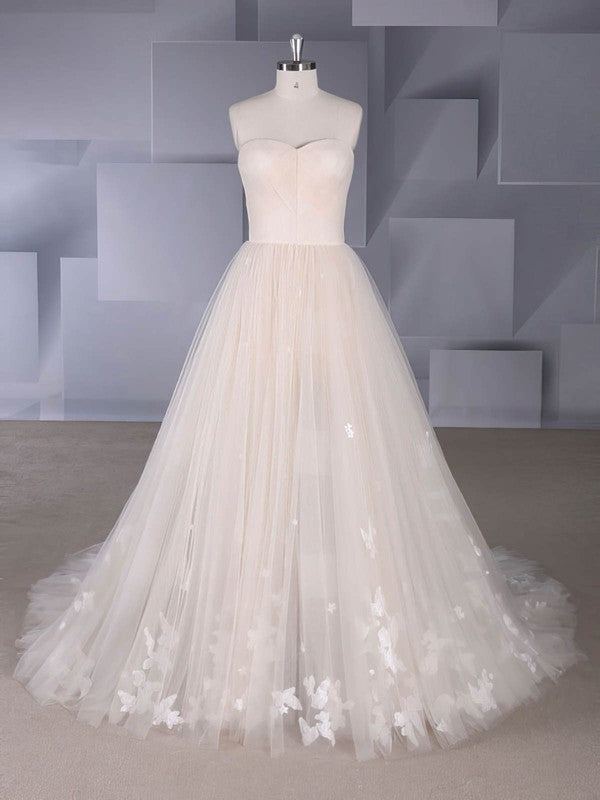 Elegant Ball Gown Sweetheart Strapless Tulle Wedding Dresses with Appliques