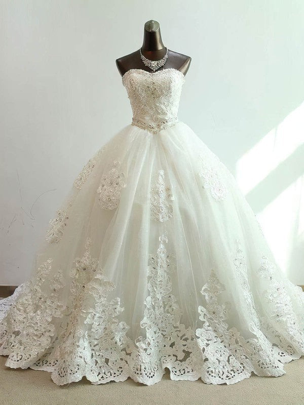 Luxurious Ball Gown Sweetheart Strapless Tulle Chapel Train Wedding Dresses with Beading