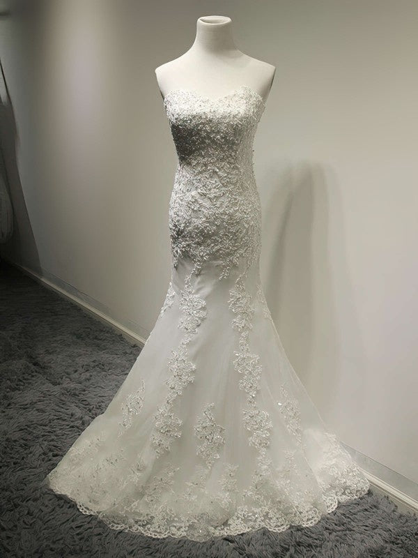 Chic Court Train Mermaid Sweetheart Strapless Lace Wedding Dresses with Appliques