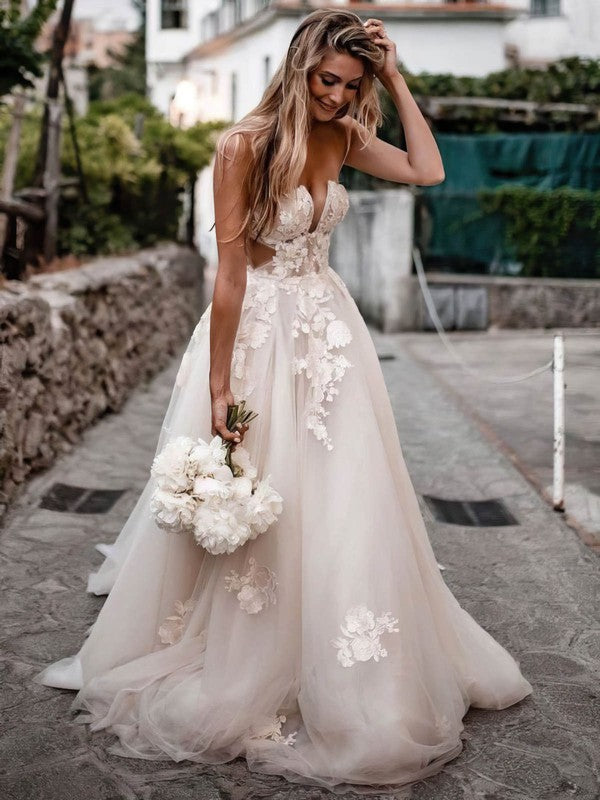 Exquisite V-Neck Strapless Tulle Ball Gown Lace Wedding Dresses with Sweep Train