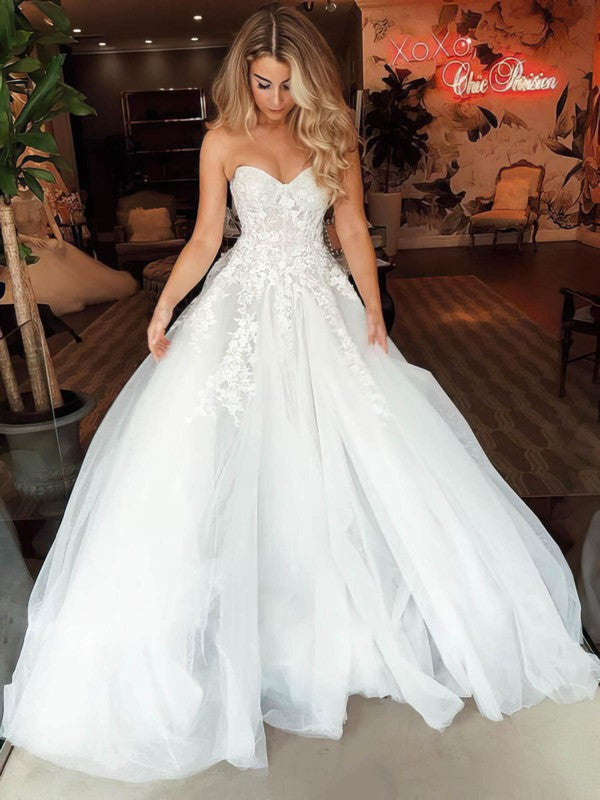 Elegant Ball Gown Sweetheart Strapless Tulle Sweep Train Wedding Dresses with Appliques