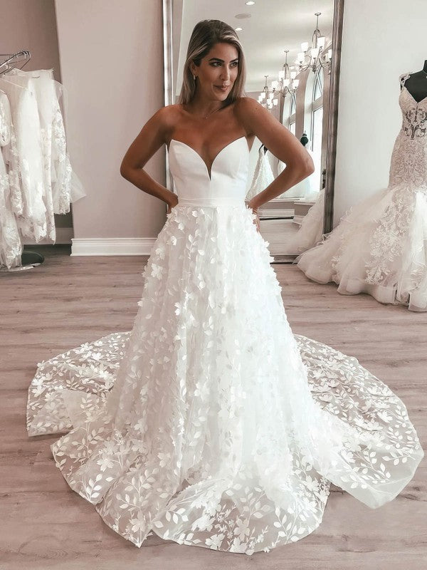 Glamorous V-Neck Strapless Lace A-Line Wedding Dresses with Appliques